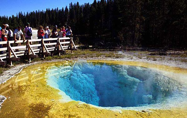Yellowstone yanarda��n�n kalderas�, yani volkanik patlama sonucu meydana gelen b�y�k ��k�nt�s� 640 bin y�l �nce meydana gelen �� b�y�k p�sk�rmeyle olu�mu�. 70 bin y�l �nce de bir�ok k���k p�sk�rme meydana gelmi�.