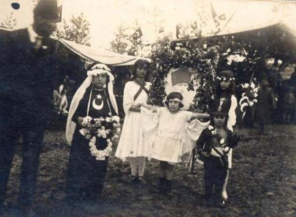 AA ile payla��lan karelerin aras�nda sava� d�neminde �ekilen foto�raflar�n yan� s�ra zaferden k�sa bir s�re sonra �ekilenler de bulunuyor.