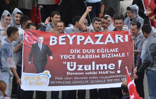 <P>Ankara'da �ok say�da vatanda�, Ba�bakan Recep Tayyip Erdo�an'� kar��lamak i�in Esenbo�a Havaliman� ve havaliman� yolu g�zergah�nda toplanmaya ba�lad�.</P>