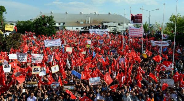 <P> "Ben bu ifadeyi kullan�nca rahats�z olmu�lar. E�er �ok rahats�z olduysalar lugata bir baks�nlar '�apulcu' kime denir diye. Oraya bakt�klar� zaman Ba�bakan�n ne kadar isabetli bir ifade kulland���n� g�recekler. 'Yakan, y�kan, sald�ranlara �apulcu' denir. Dolay�s�yla kusura bakmas�nlar ama onlara destek verenler de ayn� familyada yerini al�r"</P><P> "Art�k bu �lkede �eteler d�nemi bitmi�tir. Bu �lkede mafya d�nemi bitmi�tir. Cunta d�nemi geri gelmemek �zere bitmi�tir. �unu da s�ylemem laz�m, faiz lobisi kendine �eki d�zen ver. Faiz lobisi y�llarca benim milletimin al�n terini s�m�rd�. Bundan sonra s�m�remeyeceksin. �ok sabrettik. Olay sadece bu lobiyi olu�turan bir banka, �� banka kim varsa hepsi i�in ayn� �eyi s�yl�yorum. Siz ki bize kar�� b�yle bir m�cadeleyi ba�latt�n�z, bunun bedelini a��r �deyeceksiniz"</P>