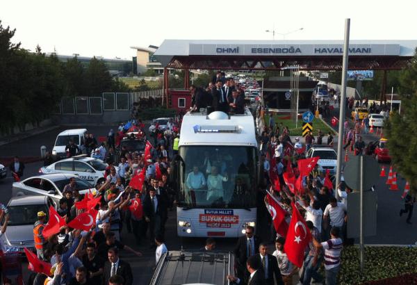 <P>Ba�bakan Recep Tayyip Erdo�an, "Utanmadan, s�k�lmadan, borsay� ��kertme gayretleri i�erisine girenler, borsada Tayyip Erdo�an'�n paras� yok, ��kersen sen ��keceksin. Y�zde 11'den ba�lad�k, y�zde 94'lere kadar ��kt�k. Niye? ��nk� biz spek�lat�rlere f�rsat vermedik, yar�n da vermeyece�iz. E�er senin spek�lat�rl���n� yakalad���m�z anda da �m���n� s�kar�z. Kim olursan ol, �m���n� s�kar�z" dedi.</P>