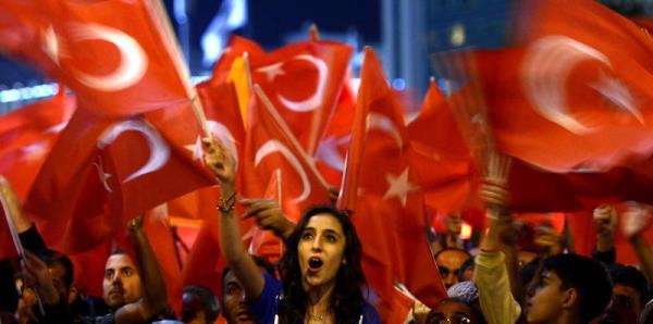 <P>Mersin d�n���nde Ankara Esenbo�a Havaliman�'ndan parti otob�s�yle �ehir merkezine hareket eden Ba�bakan Recep Tayyip Erdo�an, Ankamall Al��veri� Merkezi �n�nde toplanan vatanda�lara hitap etti. Vatanda�lar Ba�bakan Erdo�an'a T�rk bayraklar�yla destek verdi</P>