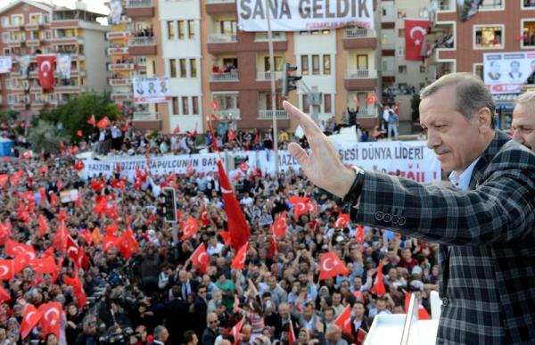 <P>Esenbo�a Havaliman�'nda vatanda�lara hitap eden Ba�bakan Recep Tayyip Erdo�an parti otob�s�yle �ehir merkezine hareket etti. Ba�bakan Erdo�an daha sonra Pursaklar'da toplanan vatanda�lara da hitap etti.</P>