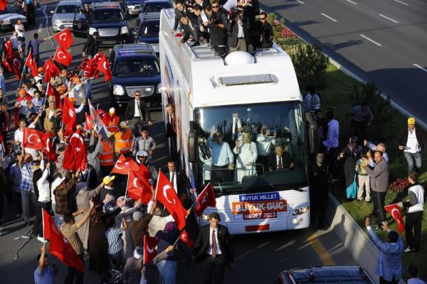 <P>Esenbo�a Havaliman�'nda vatanda�lara hitap eden Ba�bakan Recep Tayyip Erdo�an daha parti otob�s�yle �ehir merkezine hareket etti. Ba�bakan Erdo�an otob�sten vatanda�lar� selamlad�.</P>