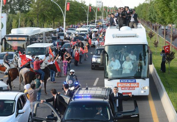 <P>Esenbo�a Havaliman�'nda vatanda�lara hitap eden Ba�bakan Recep Tayyip Erdo�an daha sonra parti otob�s�yle �ehir merkezine hareket etti. Ba�bakan Erdo�an otob�sten vatanda�lar� selamlad�.</P>