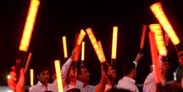 <P>Mersin d�n���nde Ankara Esenbo�a Havaliman�'ndan parti otob�s�yle �ehir merkezine hareket eden Ba�bakan Recep Tayyip Erdo�an, Ankamall Al��veri� Merkezi �n�nde toplanan vatanda�lara hitap etti. Vatanda�lardan baz�lar� ellerindeki ���kl� �ubuklarla Ba�bakan Erdo�an'� destekledi.</P>