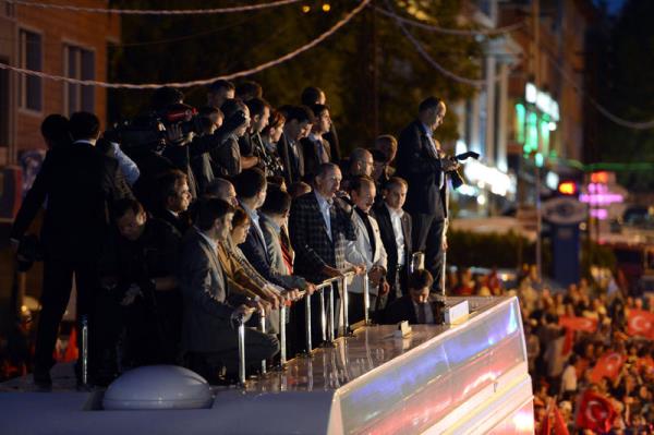 <P>Ankara'ya d�n���nde kalabal�k bir grup taraf�ndan kar��lananan Ba�bakan Recep Tayyip Erdo�an parti otob�s�nden Alt�npark �n�nde toplanan halka hitap etti</P>