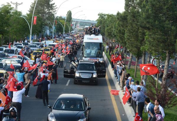 <P>Esenbo�a Havaliman�'nda vatanda�lara hitap eden Ba�bakan Recep Tayyip Erdo�an daha sonra parti otob�s�yle �ehir merkezine hareket etti. Ba�bakan Erdo�an otob�sten vatanda�lar� selamlad�.</P>