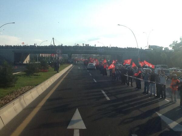 <P>YOL BOYU T�M K�PR�LER� DOLDURMU� VATANDA�LARIMIZ. BUNUN ADI BA�BAKAN SEVG�S� T�RK�YE SEVG�S�</P>