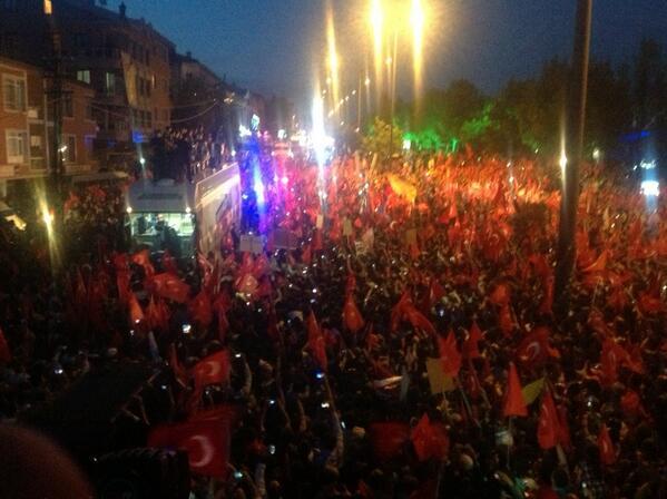 <P>ALTINPARK'TA BA�BAKANIMIZ MUHTE�EM B�R KALABALI�A H�TAB ED�YOR</P>