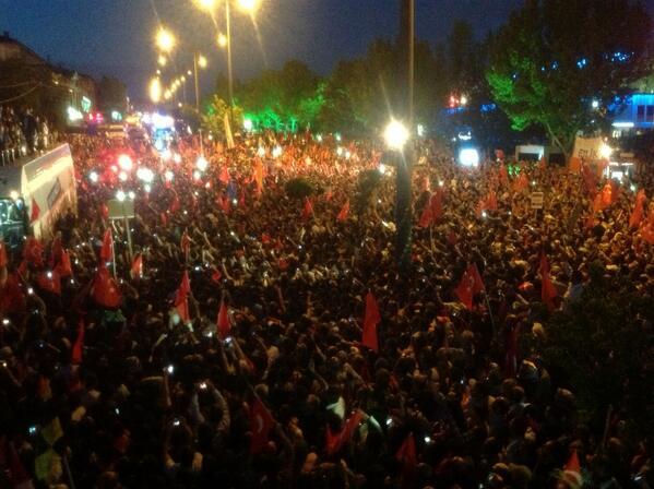 <P>MEYDANLARIN SES� ORTAK: T�RK�YE SEN�NLE GURUR DUYUYOR</P>