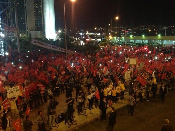 <P>AKK�PR�... Y�NE M�TH�� B�R KALABALIK BA�BAKANIMIZI KAR�ILADI</P>