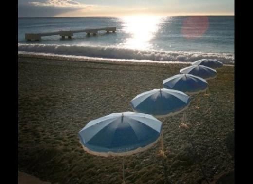 A��r� s�caklar �arj� daha h�zl� bitirir. Bu nedenle �zellikle sahillerde telefonu g�ne� alt�nda b�rakmak pek iyi bir fikir de�il.