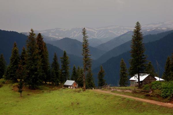 May�s ay�nda yaylaya ��kmaya ba�layan vatanda�lar ekim ay�nda kente iniyor. K�� mevsiminin sert ge�mesi nedeniyle yayla sakinleri bu do�a harikas� yeri bir s�reli�ine b�rakmak zorunda kal�yor. Baz� vatanda�lar ise kar ya����n�n olu�turdu�u harika g�r�nt�n�n keyfini ��karmak i�in hafta sonlar� yaylaya ��k�yor. (AA)