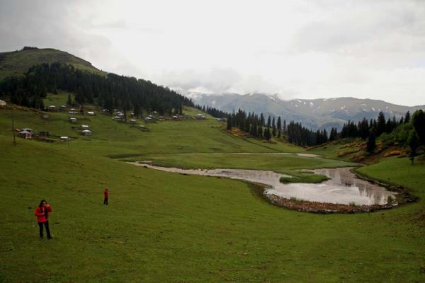 Bu sakl� cennetin y�llar �nce fark�na varan baz� vatanda�lar, �evrenin g�zelli�ine uygun olarak yapt�klar� yayla evlerinde ya�amlar�n� s�rd�rerek do�a harikas� g�l�n ve �evresinin keyfini ��kar�yor.