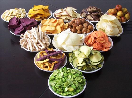 Bitkisel g�dalar� tercih edin.  �ok sevdi�iniz etin yerine bitkisel g�dalar t�ketin. Yemeklerinizde eti �ok fazla kullanmay�n, m�mk�nse ha�lanm�� sebzeleri tercih edin ve kulland���n�z ya� miktar�n� azalt�n. Fast food tarz� beslenen biriyseniz mesela hamburger yerine sebze burger yiyin. Bir s�re sonra bu �ekilde beslenmeye al��acaks�n�z.