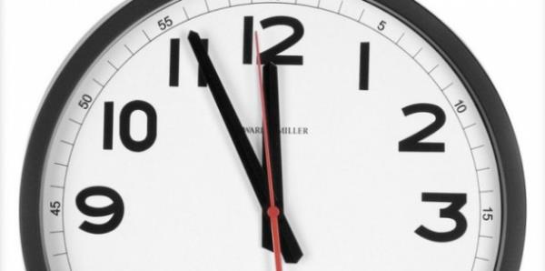 G�nde 5 dakika durun.  �o�u insan problemi oldu�unda yiyeceklere sald�r�r ve ne yedi�ini g�z� g�rmez. Bu k�t� al��kanl��� engellemek i�in, g�nde 5 dakika durun, g�zlerinizi kapat�n, zihinsel ve fiziksel olarak durumunuzu g�zden ge�irin. Bu �ekilde sakinle�ti�inizi hissedeceksiniz.