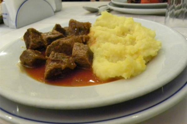 Sadece Azalt�n.   Zay�flamak i�in hi�bir �eyi yememenizi s�yleyen bir diyeti uygulamak yerine g�dalar� yava� yava� azaltt���n�z bir diyet se�in. Ne yapt���n�za odaklan�n, yava� yava� �al��arak iyi al��kanl�klar kazan�n. Bir s�re sonra evinizde zararl� at��t�rmal�klar yerine bir�ok sa�l�kl� yiyecek ve i�ecek bulunduracaks�n�z.