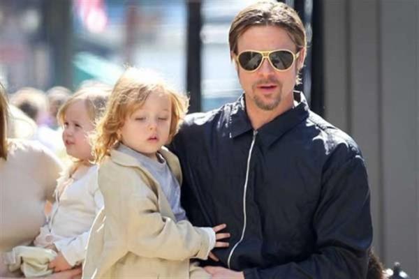 Brad Pitt     D�nyan�n en yak���kl� erkekleri aras�nda g�sterilen Brad Pitt 2005 y�l�nda Mr and Mrs Smith adl� filmin setinde tan���p evlendi�i Angelina Jolie ile 3’� biyolojik 3’� evlatl�k olmak �zere 6 �ocuklar� vard�r. Brad Pitt evlilikle birlikte ya�am�n�n anlam kazand���n� ve �ocuklar�yla birlikte vakit ge�irmenin ruhunu besledi�ini dile getiriyor. E�iyle birlikte kalabal�k bir aile olman�n keyfini ��karan �nl� oyuncu vakit bulduk�a �ocuklar�yla parklara giderek onlarla oyunlar oynuyor.