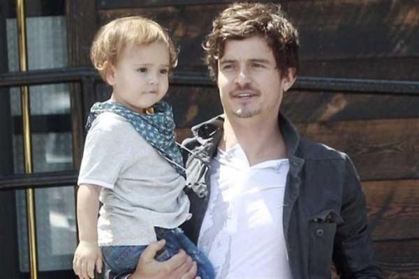 Orlando Bloom     Victoria’s Secret modellerinden Miranda Kerr ile evlenen �ngiliz oyuncunun 2011 y�l�nda d�nyaya gelen Flynn ad�ndaki o�luyla film setlerinden arta kalan vakitlerde adeta kuca��ndan indirmiyor. Gen� ya�ta babas�n� yitiren ve annesi Sonia Bloom taraf�ndan k�z karde�i Samantha Bloom ile b�y�yen oyuncu o�luna olduk�a sevgi dolu ve ilgili yakla��yor.