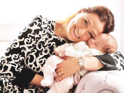 Ceyda D�venci ve k�z� Melisa