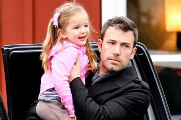 Ben Affleck     Amerikal� oyuncu 2012’de y�netmenli�ini ve senaryosunu �stlendi�i bol �d�ll� filmi Argo ile magazin g�ndemine damgas�n� vurmu�tu. 2005 y�l�nda kendisi gibi oyuncu olan Jennifer Garner ile evli olan Ben Affleck’in oyunculu�u kadar �ocuklar�yla olan ili�kisi de s�k s�k �e�itli mecralara konu olmaktad�r. Vakit bulduk�a k�zlar�yla �e�itli spor aktiviteleri yapan Ben Affleck �rnek bir baba fig�r� olarak lanse ediliyor.