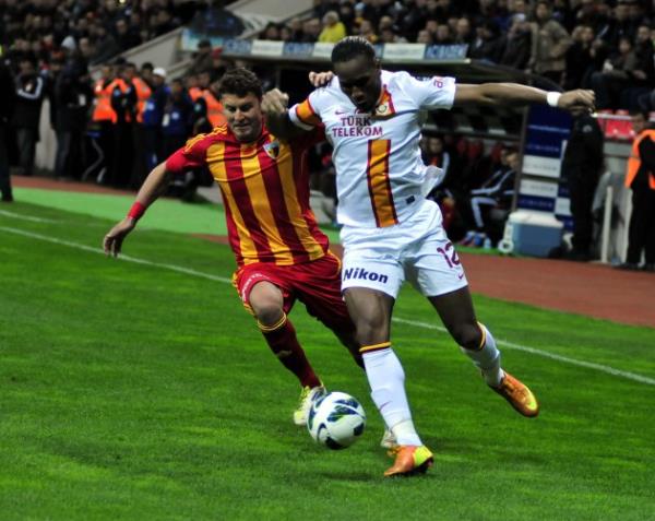 <b>SEFA VE VEYSEL ���N START VER�L�YOR!</b>  <p> F.Bah�e'nin Serdar Ta��� ve Cenk Tosun d���nda kadrosuna katmak istedi�i 2 isim daha var. Bunlar Kayserispor'lu Sefa Y�lmaz ile Eski�ehirspor'lu Veysel Sar�. Eski�ehirspor ve Kayserispor y�netimi bonservis bedellerini pe�in isterken Fenerbah�e 3 taksit teklif etti. Resmi g�r��meler bu hafta ba�layacak.</p> <b>(TAKV�M)</b>