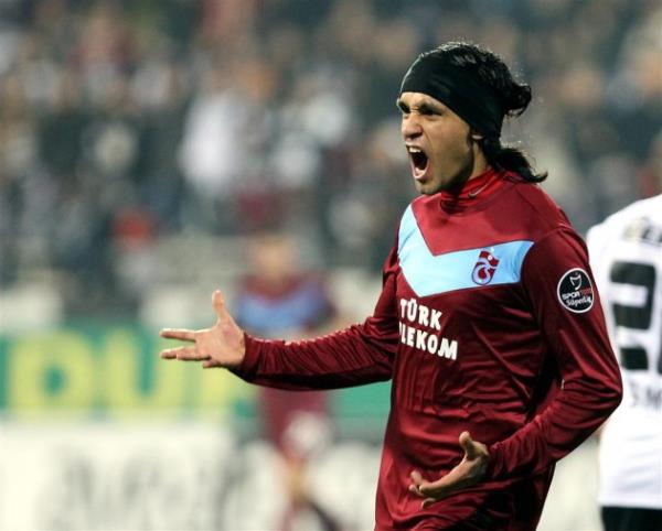 <b>COLMAN KARTAL OLMAYA HAZIR</b>  <p>Be�ikta�'�n transfer listesindeki Colman, siyah beyazl� formay� giymeye haz�r. Be�ikta� taraftar�ndan �ok etkilendi�ini belirten Arjantinli oyuncu, "O trib�nler �n�nde �ov yapar�m" diyor. </p> <b>(FANAT�K)</b>