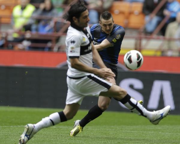 <b> MELO'NUN ALTERNAT�F� HAZIR!</b>  <p> Melo i�in �artlar�n� zorlayacak Galatasaray, yine de i�ini sa�lama al�yor. Inter'den Kuzmanovi� ve St Etienne'den Guilavogui ile temaslar s�r�yor.</p>  <b>(A�IK MERT KORKUSUZ)</b>