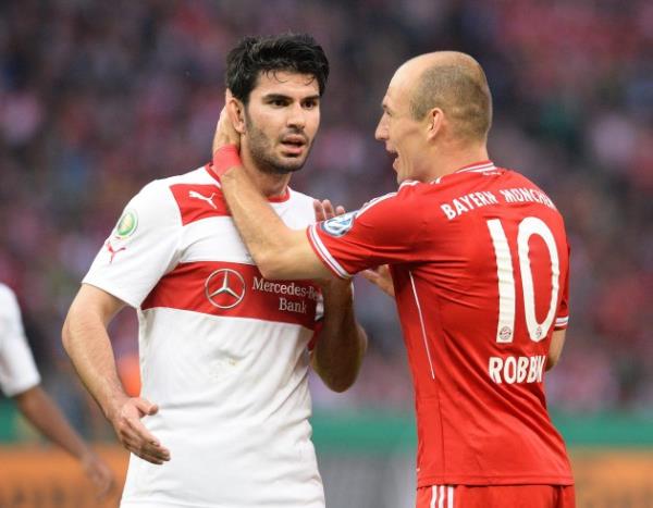 <b>SERDAR TA��I FENER ���N GELD�</b>  <p>Ayn� zamanda Stuttgart'�n kaptan� olan Serdar Ta��� Fenerbah�e ile b�y�k �l��de anla�t�. Bonservis konusunda ise kul�pler aras�nda k���k p�r�zlerin kald��� ��renildi. Stuttgart 5 milyon Euro istiyor. Pazarl�klar devam ediyor.</p> <b>(TAKV�M)</b>