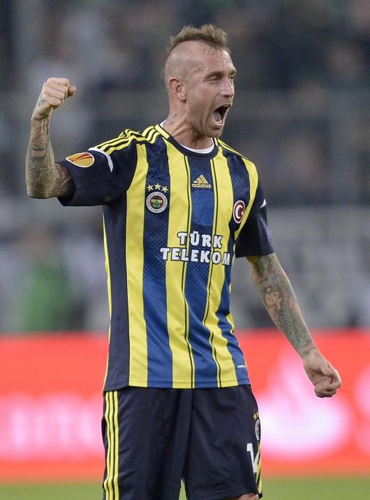 <b>ME�RELES G�DEB�L�R</b>  <p>Y�netim iyi bir teklif gelmesi halinde Raul Meireles?i satmay� d���n�yor. Orta sahadaki alternatiflerin fazlal�l���n yan� s�ra yabanc� kontenjan� sorunu da y�netimi bu karara itti. Ayr�ca Portekizli futbolcunun y�ksek maliyeti de sar�-lacivertli kul�b� bir hayli zorluyor.</p> <b>(M�LL�YET)</b>