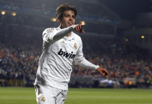 <b>KAKA YOLDA!</b>  <p>Fenerbah�e Ba�kan� Aziz Y�ld�r�m'�n Kaka i�in Real Madrid ile gizlice g�r��t���, bu hafta i�inde transferi a��klayaca�� �ne s�r�ld�.</p> <b>(FOTOMA�)</b>