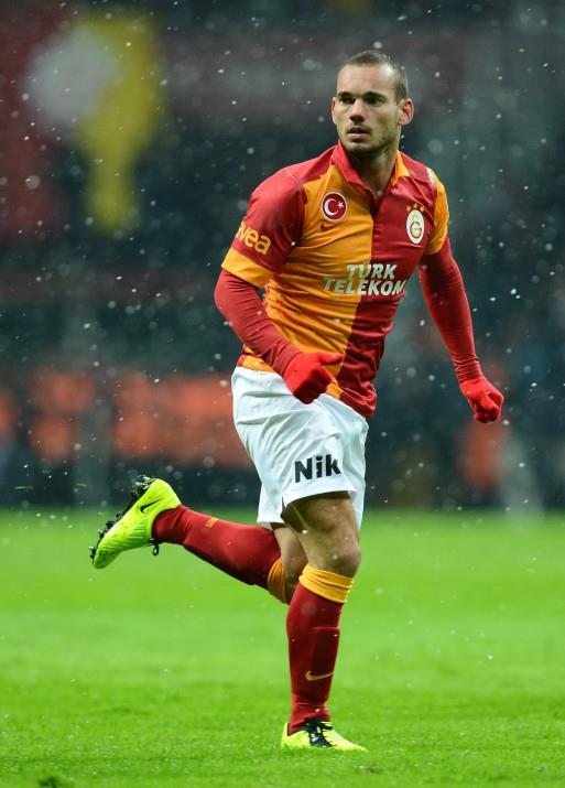 <b> SNEIJDER'�N PARASI NANI'YE</b>  <p> Sneijder i�in Chelsea'den gelmesi beklenen 15 milyon euro'nun tamam�, Nani'nin transferinde kullan�lacak.</p> <b>(FANAT�K)</b>