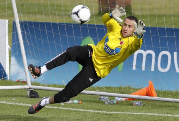 <b> KARTAL OLUYORLAR </b>  <p> G�khan T�re ve Ospina Be�ikta�'a geliyor. �stanbul'a gelen G�khan T�re ile el s�k���ld�. Sezon ba�� kap�dan d�nen kaleci Ospina yine listede...</p>  <b>(A�IK MERT KORKUSUZ)</b>