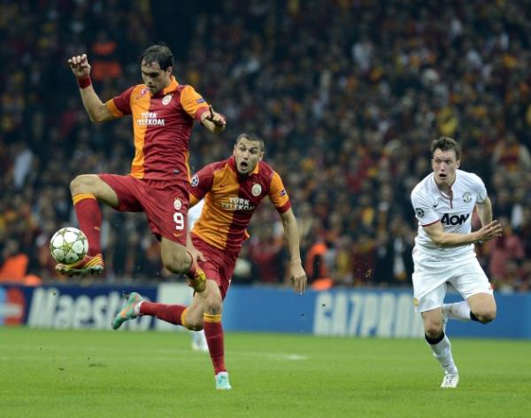 <b>ELMANDER'E S�RPR�Z TAL�P</b>  <p>Galatasaray'�n g�zden ��kard��� �sve�li golc� Elmander'e S�per Lig'den talip ��kt�. Ligin yeni tak�mlar�ndan Torku Konyaspor'da teknik direkt�r U�ur T�t�neker'in, y�netime "forvet hatt�n� g��lendirmemiz gerekiyor. Yap�m�za en uygun isim ise Elmander. Bu futbolcunun mutlaka al�nmas�n� istiyorum" dedi�i ��renildi.</p> <b>(POSTA)</b>