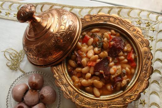 <p><b>KURU BAKLAG�LLER</b></p>    <p>Mercimek, nohut, kuru fasulye, b�r�lce tryptophandan zengindir. B�r�lce ayn� zamanda folik asit bak�m�ndan da zengindir. Kuru baklagilller v�cutta serotonin salg�lanmas�nda �nemli bir role sahiptir. Lif i�erikleri y�ksek, ayn� zamanda glisemik indeksleri de d���k olan kuru baklagiller tokluk hissi sa�lar. Yap�lan ara�t�rmalara g�re, kanda bulunan ya�lar�n emilmeden v�cuttan at�lmas�n� sa�lamaktad�rlar.</p>