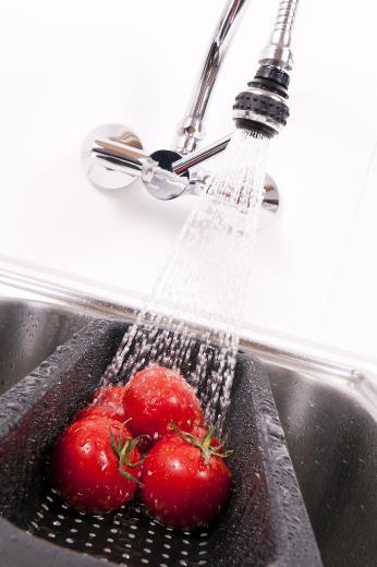 <p><b>DOMATES</b></p>    <p>Domateste fazla miktarda bulunan likopen (antioksidan etkili bir kimyasal) inflamasyonu, dolay�s�yla stresi azalt�yor. Likopen, domatesin daha �ok kabuk k�sm�nda oldu�undan, e�er mide ile ilgili problemleriniz yoksa kabuklar�yla t�ketmenizi �neririm.</p>