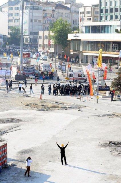 <b>"Gezi Park�'na dokunulmayacak"</b>  <p>Dolmabah�e'de toplanan �evik kuvvet ekipleri, buradan Taksim y�n�ne hareket etti. Polisin ilerleyi�i s�ras�nda b�lgede bekleyen eylemcilerden baz�lar� polise ta� att�.  Daha sonra, Taksim Meydan�'na ��kan �evik kuvvet ekipleri, Atat�rk An�t� �evresinde bekleyen g�stericileri uzakla�t�rd�.</p>