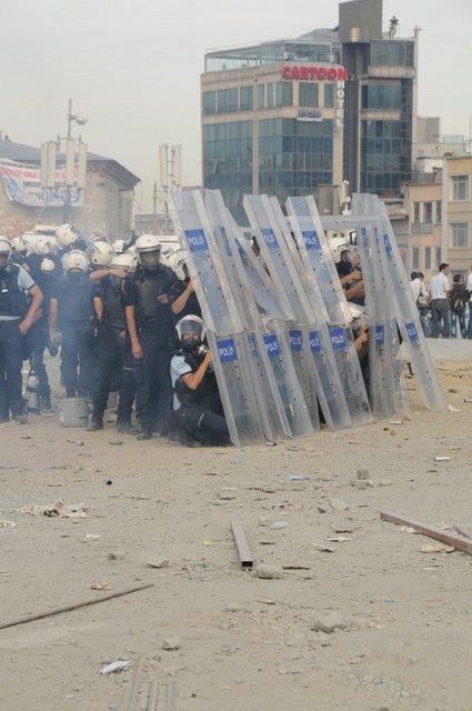 <b>"Gezi Park�'na dokunulmayacak"</b>  <p><b> Polise molotoflarla sald�ran marjinal gruplara m�dahale ediliyor</b></p>