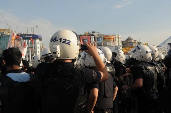 <b>"Gezi Park�'na dokunulmayacak"</b>  <p><b> Polise molotoflarla sald�ran marjinal gruplara m�dahale ediliyor</b></p>