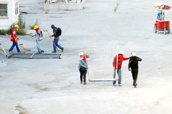 <b>"Gezi Park�'na dokunulmayacak"</b>  <p>�stanbul Valisi H�seyin Avni Mutlu da Twitter'dan Gezi Park�'na m�dahale edilmeyece�ini, sadece AKM'nin �zerindeki pankartlar� indireceklerini a��klad�.</p>