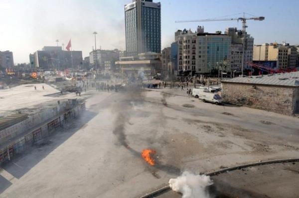 <b>"Gezi Park�'na dokunulmayacak"</b>  <p>Eylemcilere tazyikli su s�kan TOMA arac� at�lan bir havai fi�e�in kendisine isabet etmesiyle alev ald�. An�nda m�dahale sa�lanarak ate� k�sa s�rede s�nd�r�ld�.</p>