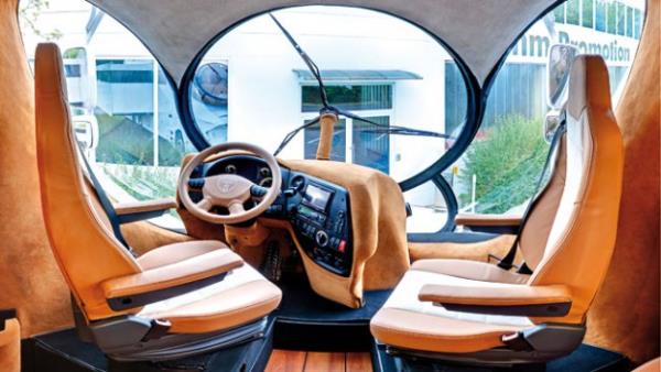 6 milyon lira de�erinde olan ve d�� y�zeyinde alt�n kaplama bulunan ultra l�ks otob�s �zel sipari� �zerine haz�rland�.