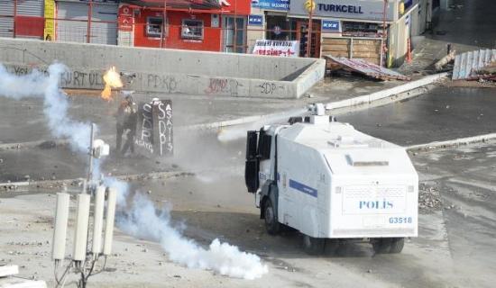 <b>Gezi Park� eylemcilerinin de tepki g�sterdi�i polise molotofla sald�ranlar�n kim oldu�u merak konusu oldu.</b>