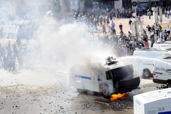 <b>Taksim Meydan�?na sabah�n erken saatlerinde yap�lan polis m�dahalesi s�ras�nda aniden ortaya ��kan baz� ki�iler dikkat �ekti.</b>