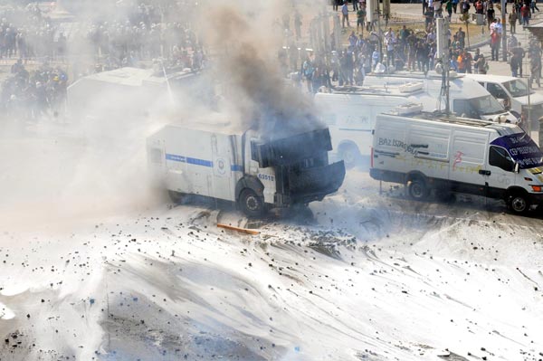 <b>Taksim Meydan�?na sabah�n erken saatlerinde yap�lan polis m�dahalesi s�ras�nda aniden ortaya ��kan baz� ki�iler dikkat �ekti.</b>