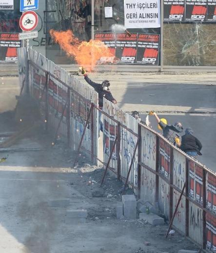 <b> Kim bu molotof�ular? </b>  <p>Polise Molotof kokteyli ve havai fi�ek atan sald�rganlar sosyal medyada da g�ndemin ilk s�ras�na oturdu.</p>