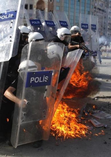 <b>Gezi Park� eylemcilerinin de tepki g�sterdi�i polise molotofla sald�ranlar�n kim oldu�u merak konusu oldu.</b>