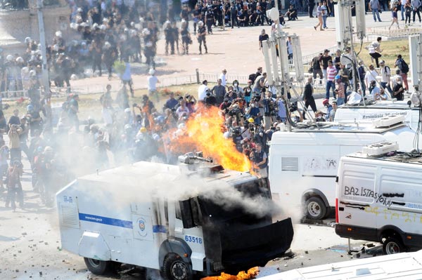 <b>Taksim Meydan�?na sabah�n erken saatlerinde yap�lan polis m�dahalesi s�ras�nda aniden ortaya ��kan baz� ki�iler dikkat �ekti.</b>