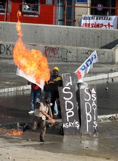 <b>Gezi Park� eylemcilerinin de tepki g�sterdi�i polise molotofla sald�ranlar�n kim oldu�u merak konusu oldu.</b>